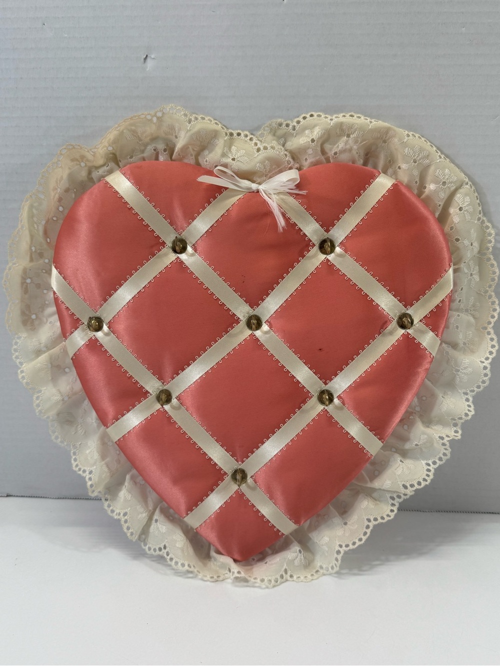 Heart-Shaped pink Satin lace Ribbon jewelry wall display hooks vintage 1980s